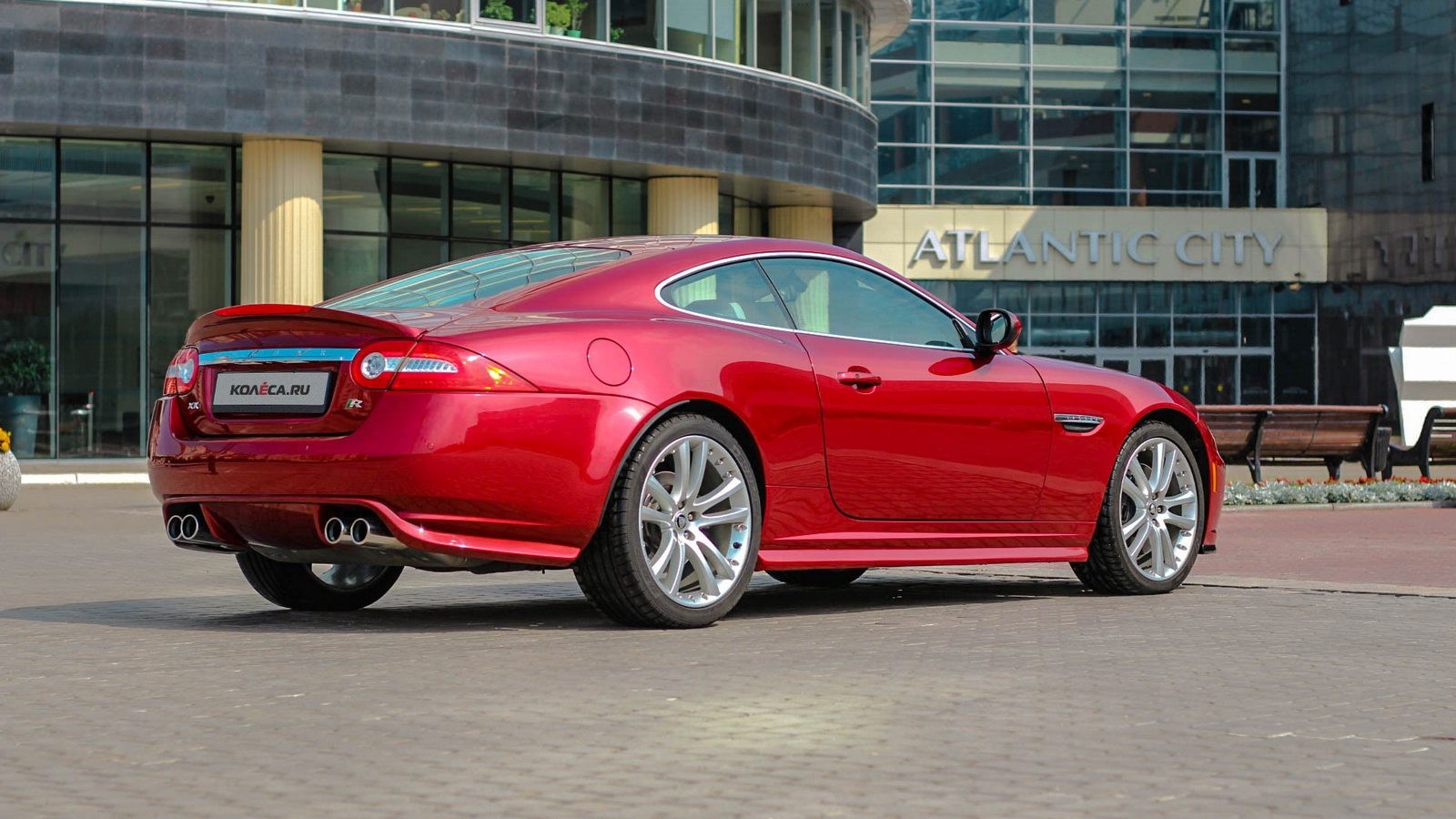 Jaguar XKR красный сзади (2)