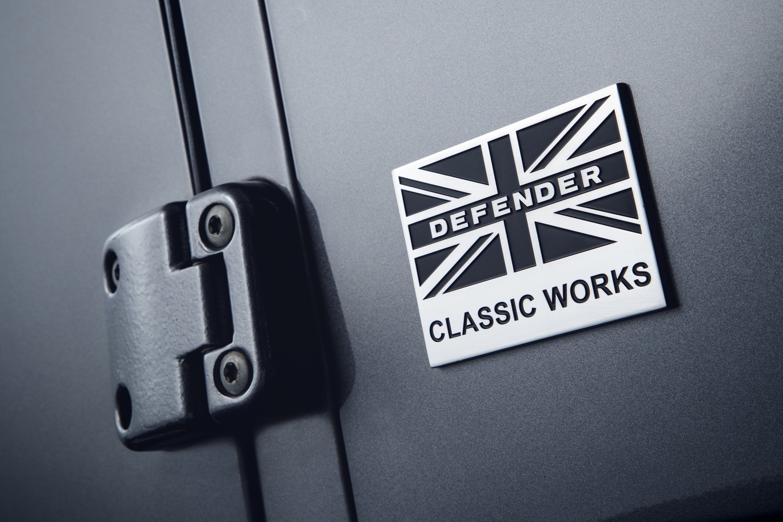 Не надо грязи: Land Rover улучшил классический Defender для езды по дорогам