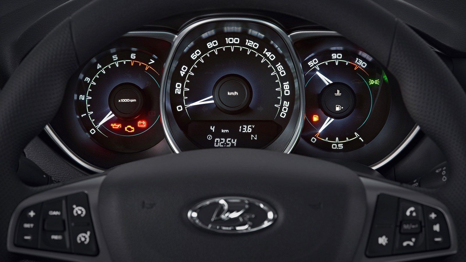 На фото: панель приборов российского варианта Lada Vesta