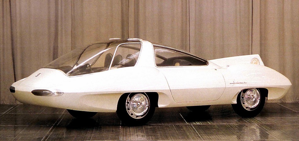 Макетный образец трехместного скоростного автомобиля Selena-II