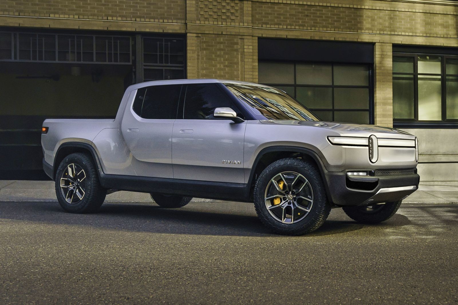 Электрический пикап Rivian R1T, способный проехать на одной зарядке 640 км, появится на рынке в конце 2020 года. Успеет ли к тому времени Ford предложить свою альтернативу?
