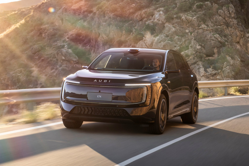 Кроссовер AUDI E7X показал свой роскошный интерьер