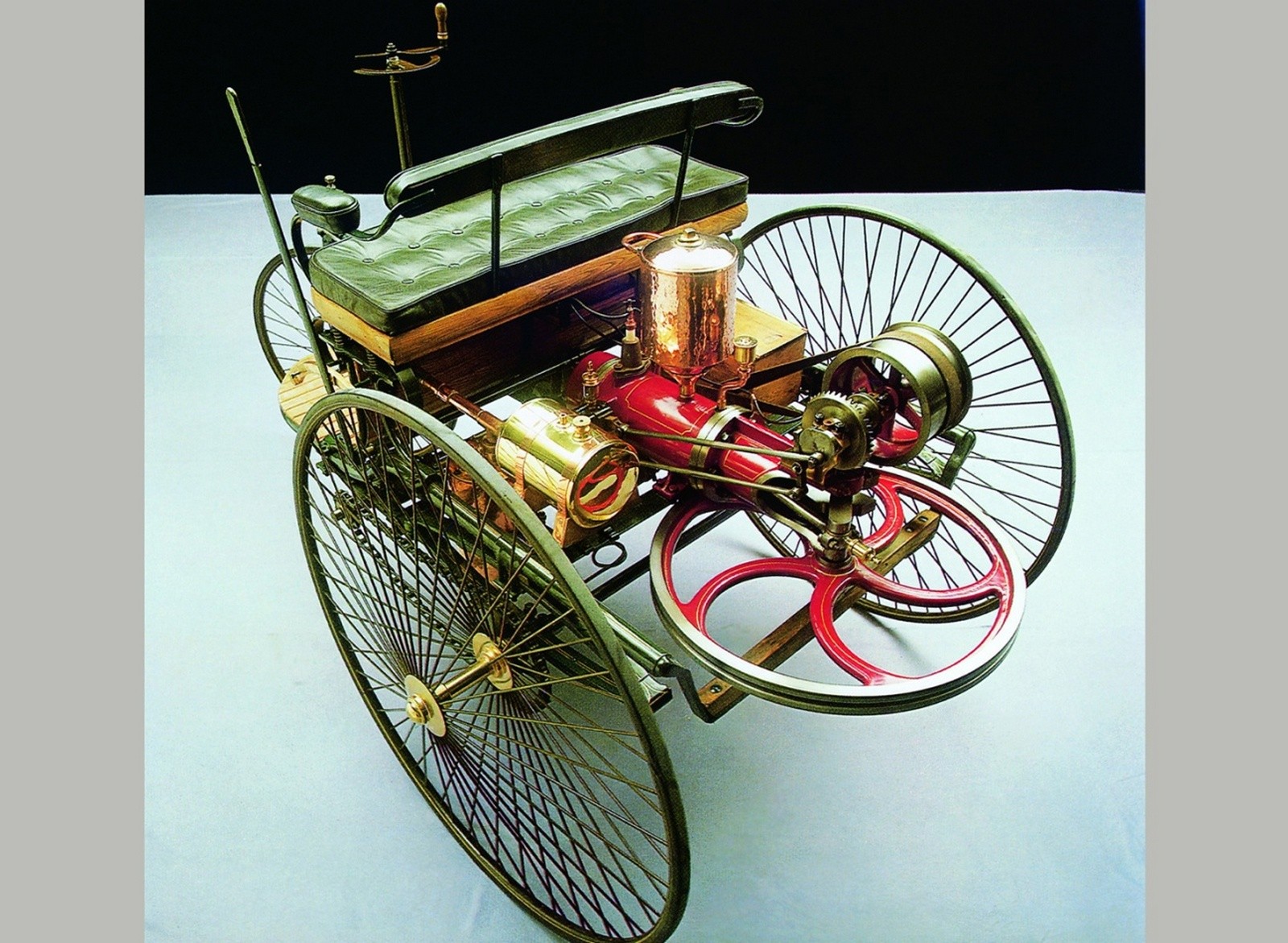 Какая самая первая машина в мире фото