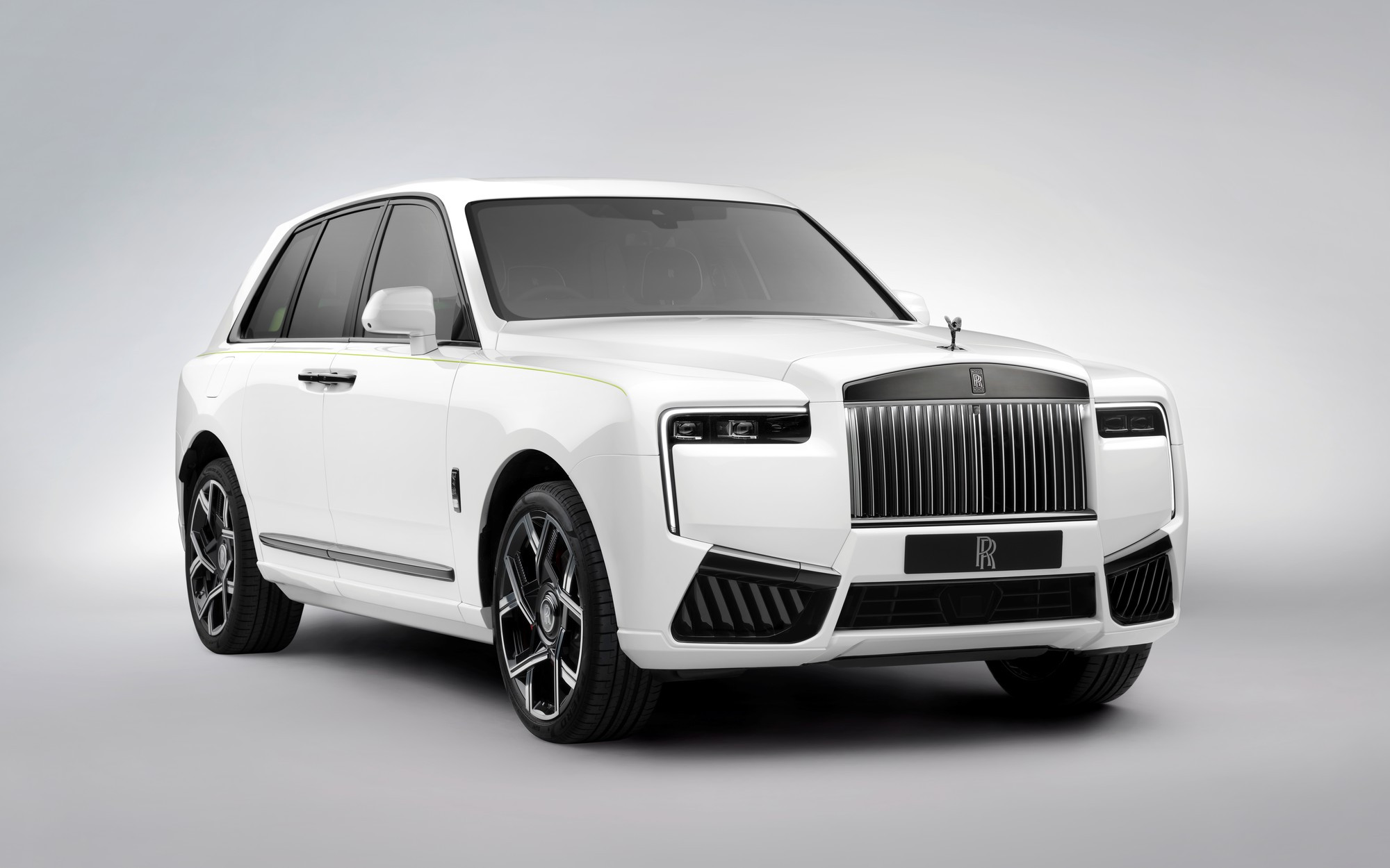 Обновлённый Rolls-Royce Cullinan: дизайн в стиле сухопутной яхты и прежняя  техника - КОЛЕСА.ру – автомобильный журнал