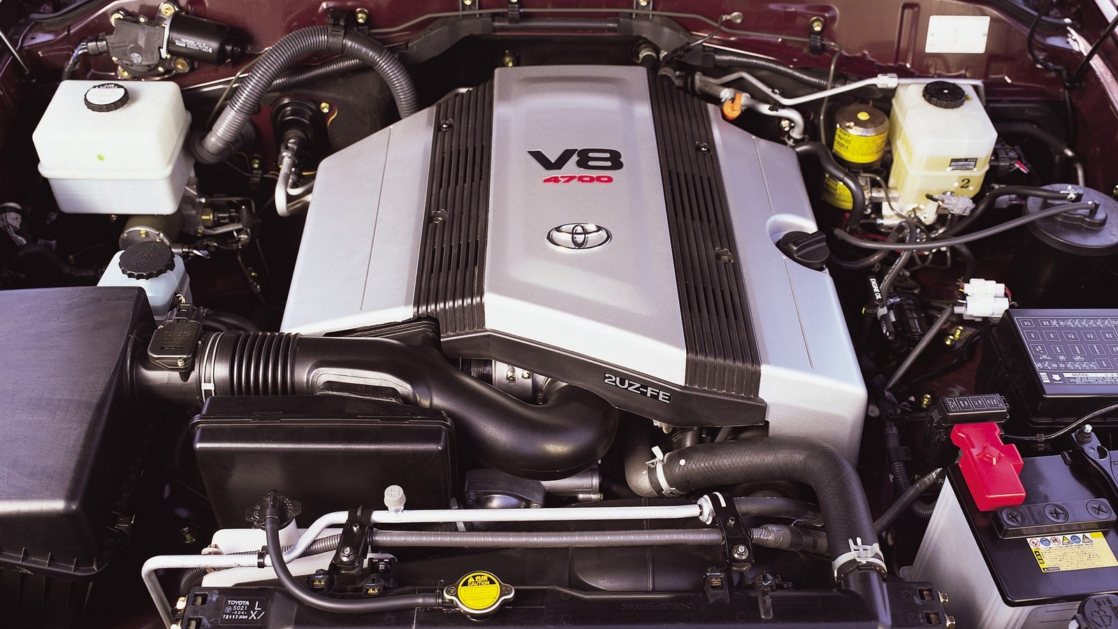 На фото: Под капотом Toyota Land Cruiser 100 VX '1998–2002