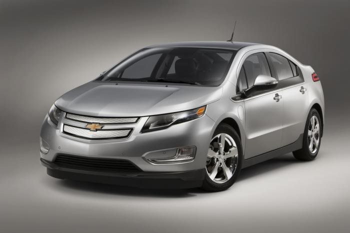 Chevrolet Volt придется делить рынок электромобилей с "родней"