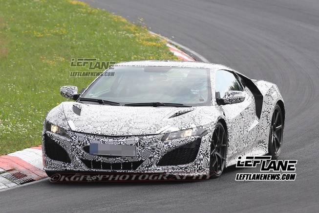 Суперкар Acura NSX полез в "петлю"