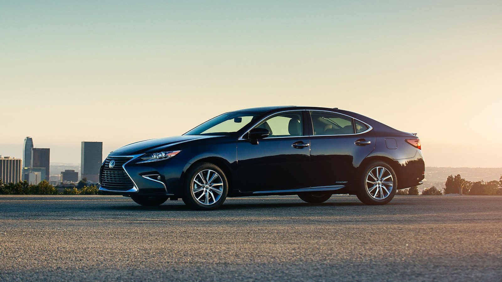 На фото: Lexus ES300h