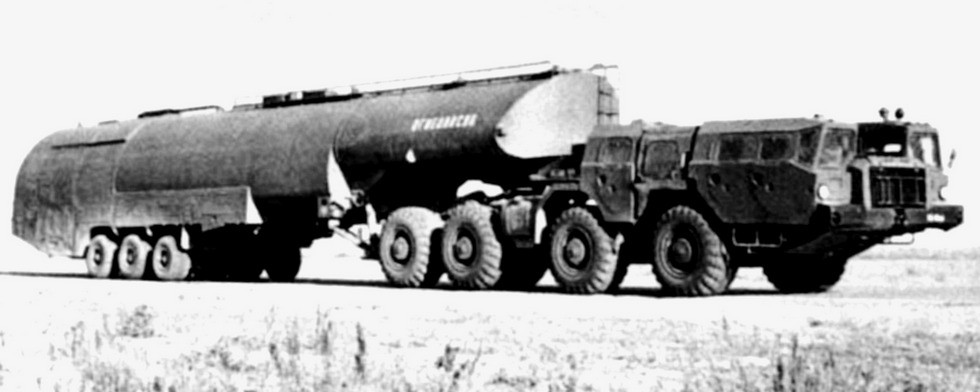 Тягач МАЗ-74101 с полуприцепной топливозаправочной цистерной ТЗ-60