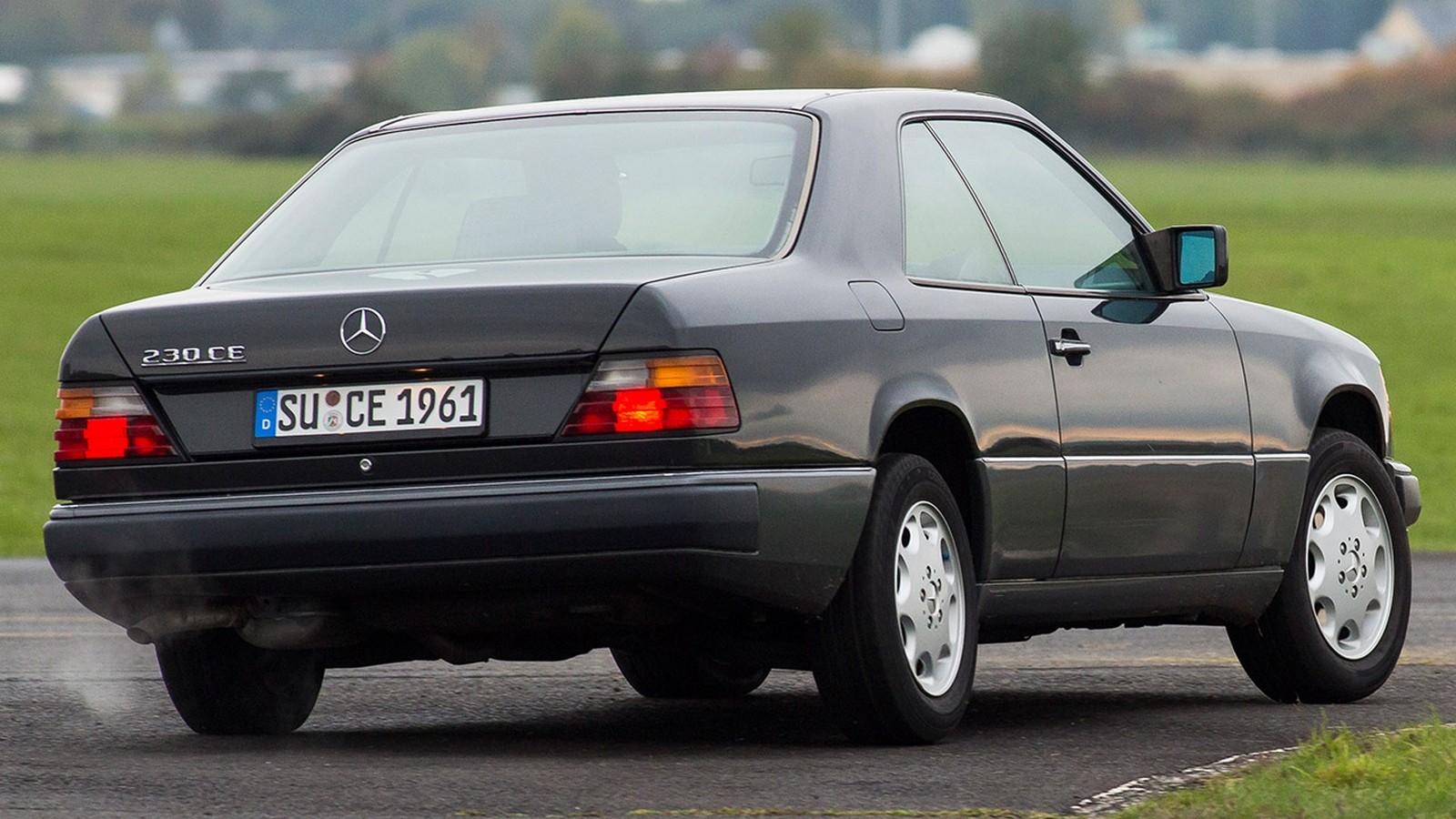 На фото: Mercedes-Benz 230 CE (C124) 