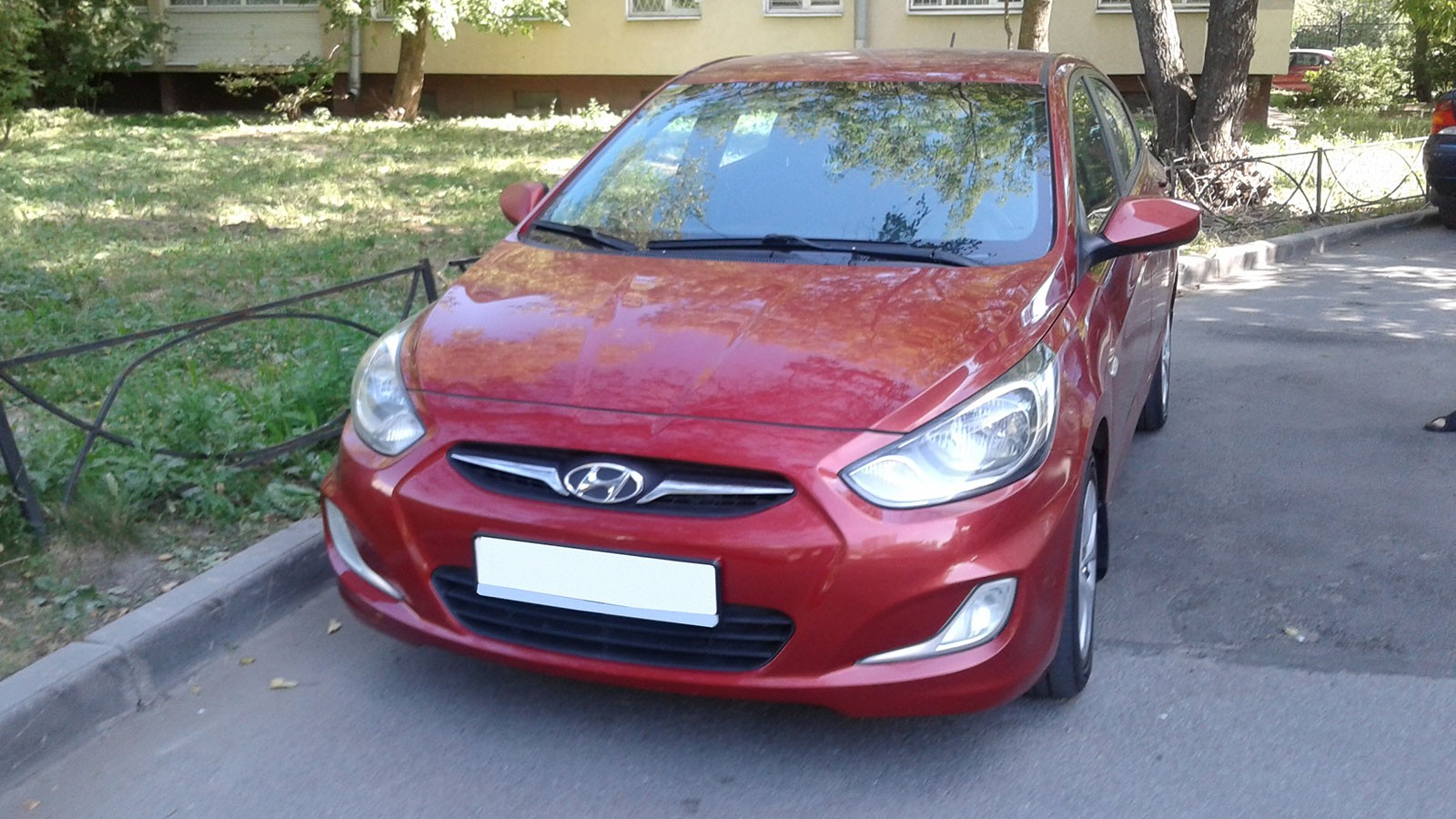 Hyundai Solaris малиновый
