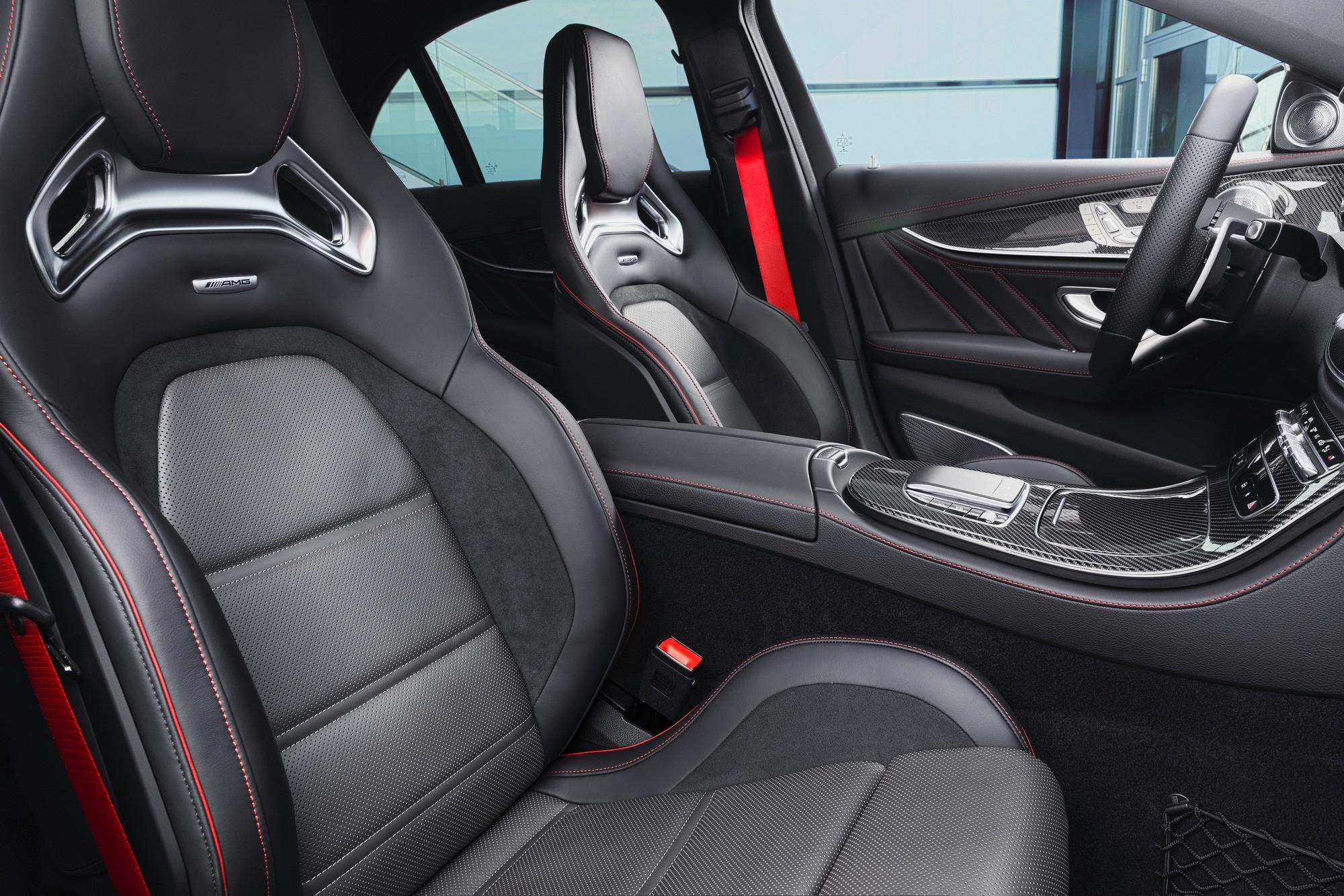 Обновлённый Mercedes-Benz E-Class: руль-краб и фонари-пунктиры