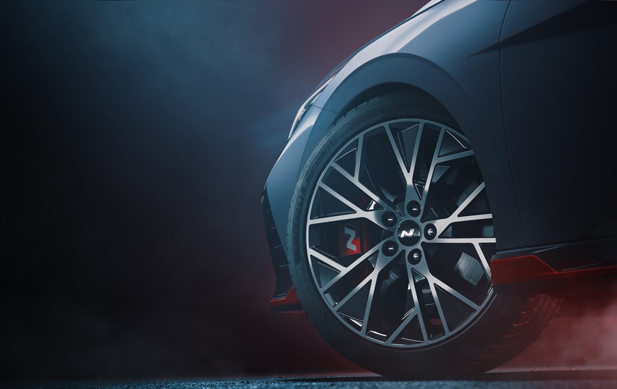 «Заряженный» седан готовится к дебюту: Hyundai дразнит тизерами Elantra N