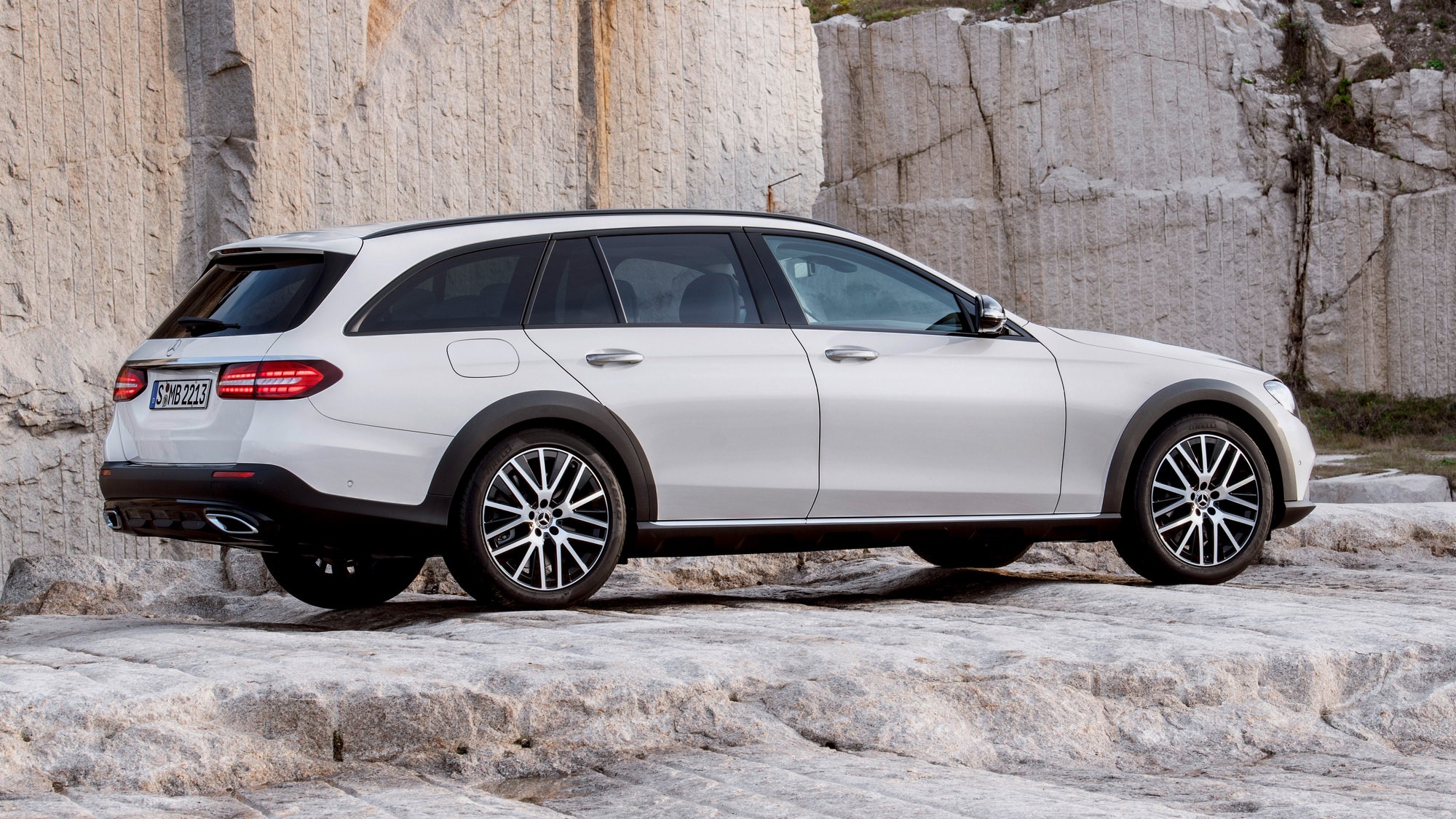 Обновлённый Mercedes-Benz E-Class: руль-краб и фонари-пунктиры