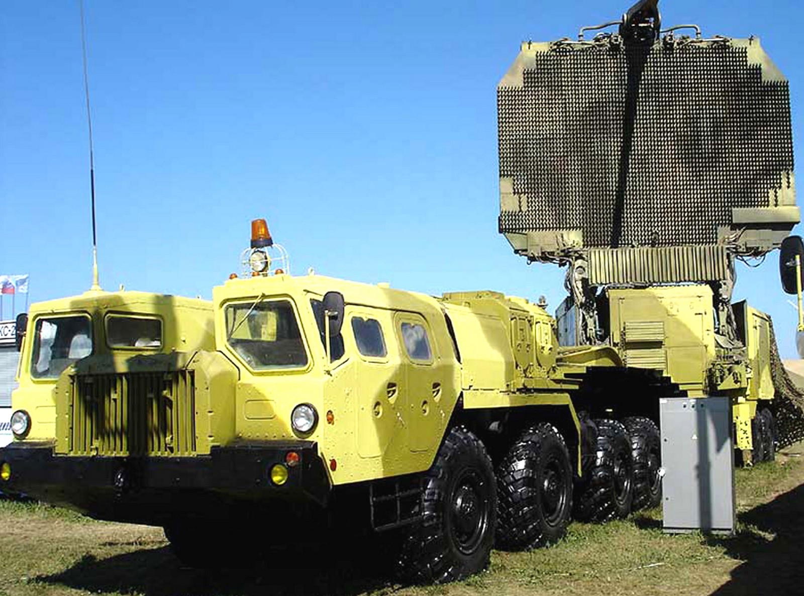 Автопоезд с мощным радиолокатором 64Н6Е2 комплекса С-300ПМУ-2 (из архива автора)