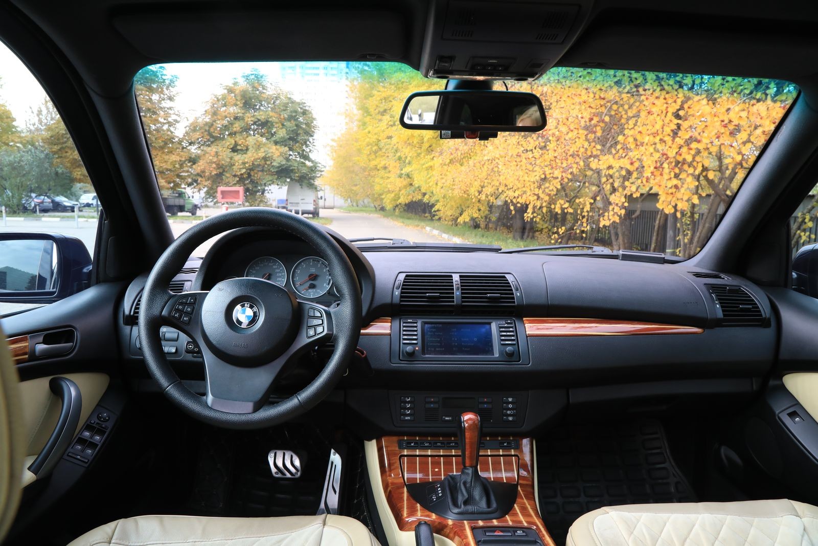 BMW X5 I с пробегом: опасный тюнинг, вода в салоне и гирлянда пиктограмм неисправностей