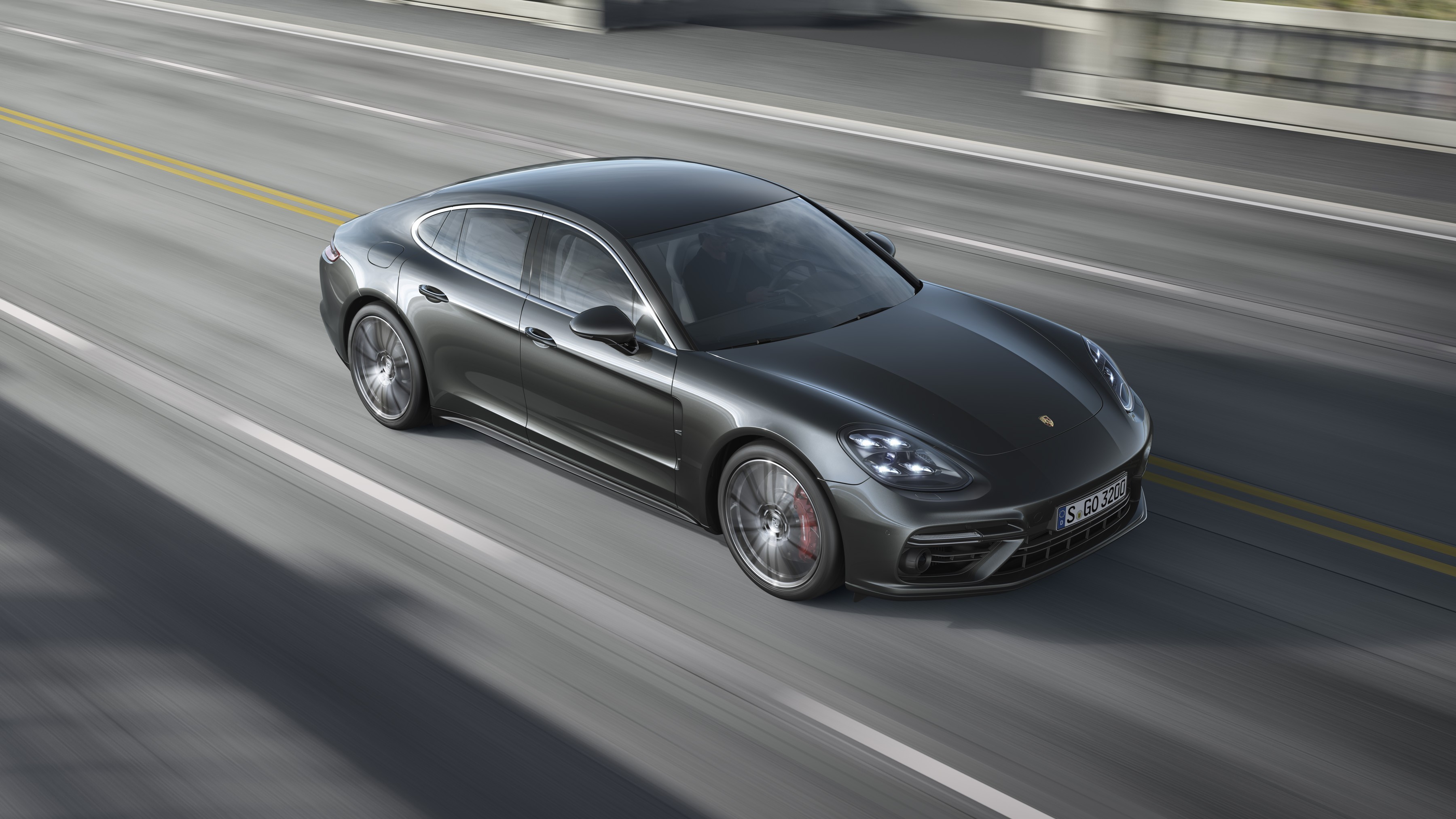 На фото: Porsche Panamera Turbo.