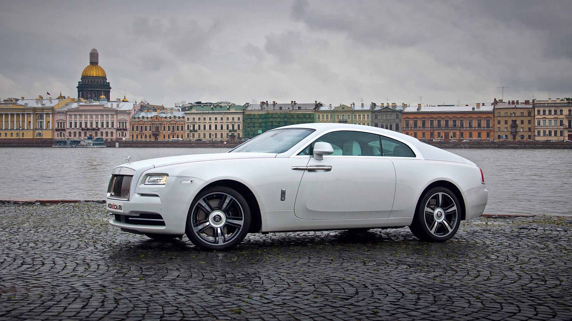 Белый роллс. Rolls Royce Wraith белый. Rolls Royce врайт белый. Rolls Royce Wraith Москва. Rolls Royce Wraith 2021 белый.