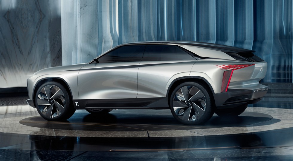 Купеобразный кроссовер DS: 680 л.с., 2,8 секунды до «сотни» и солома в салоне