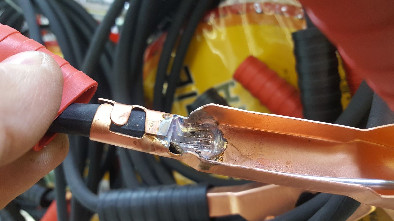 Не тот материал, толщина и не только: почему провода для «прикуривания» не могут завести мотор