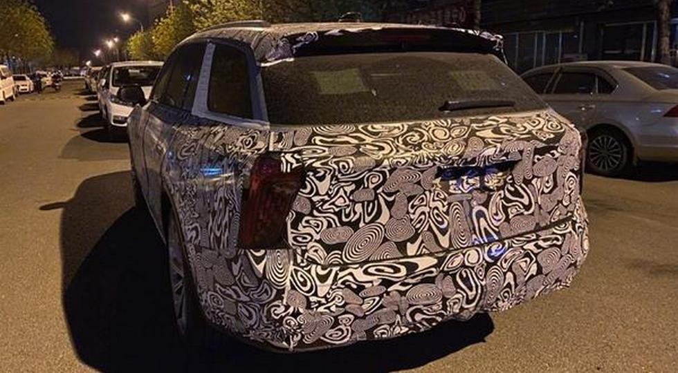 Дорогой китайский SUV снова засветился на фото: в стиле Rolls-Royce, но с двухъярусной оптикой