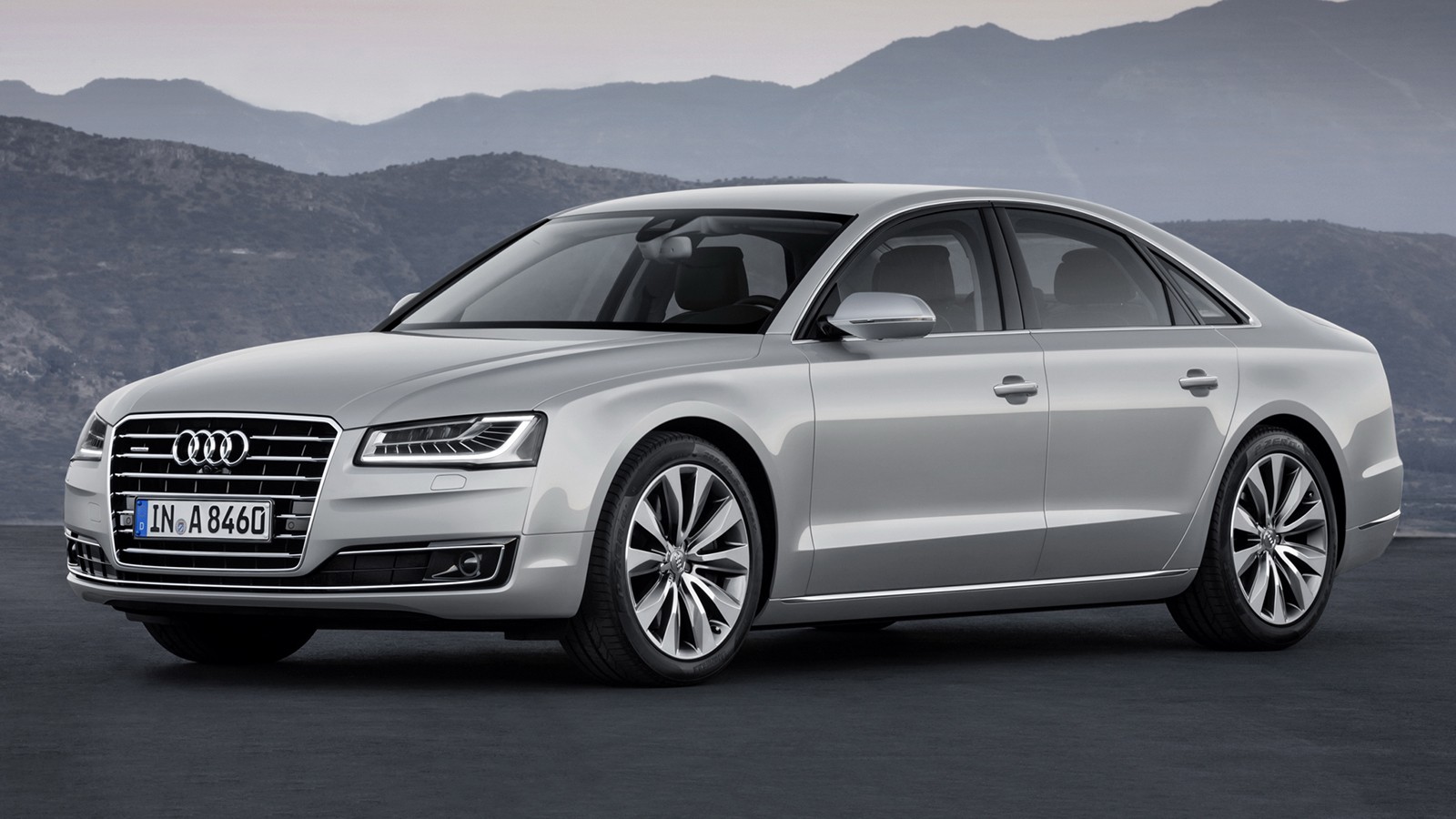 На фото: Audi A8 текущего поколения. Цена на модель в России начинается от 5 545 000 рублей
