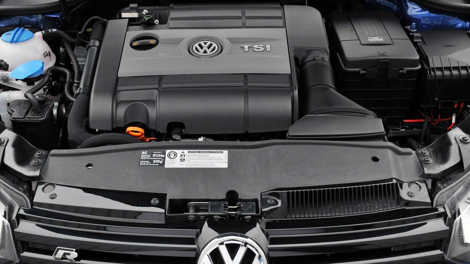 На фото: Под капотом Volkswagen Golf R 3-door 