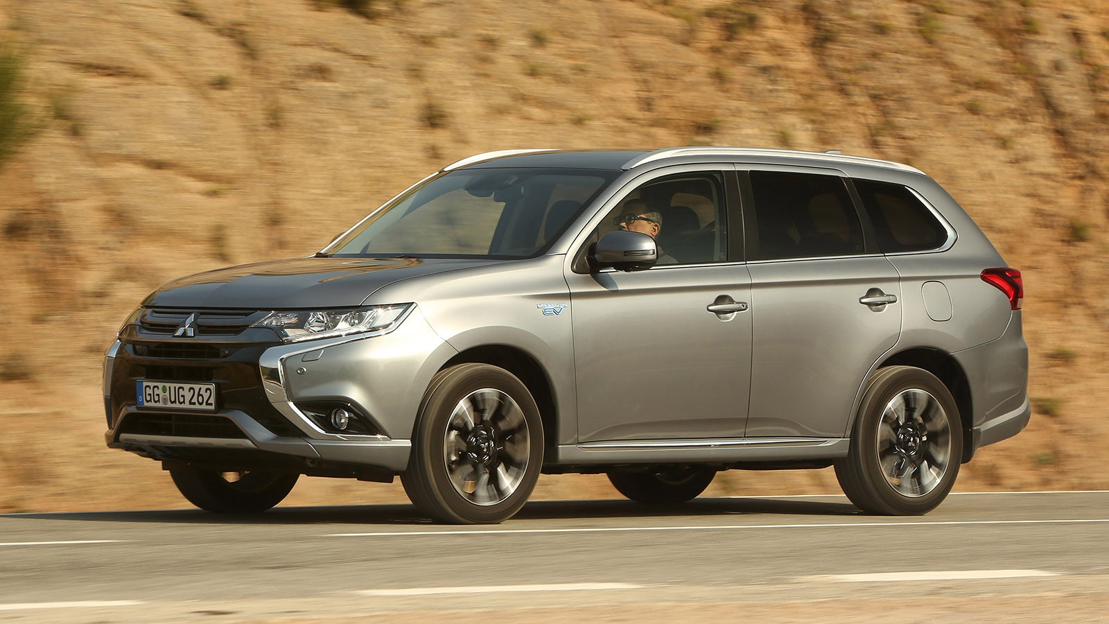 На фото: Mitsubishi Outlander PHEV
