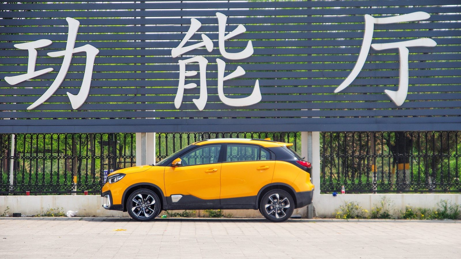 Dongfeng AX4 оранжевый сбоку
