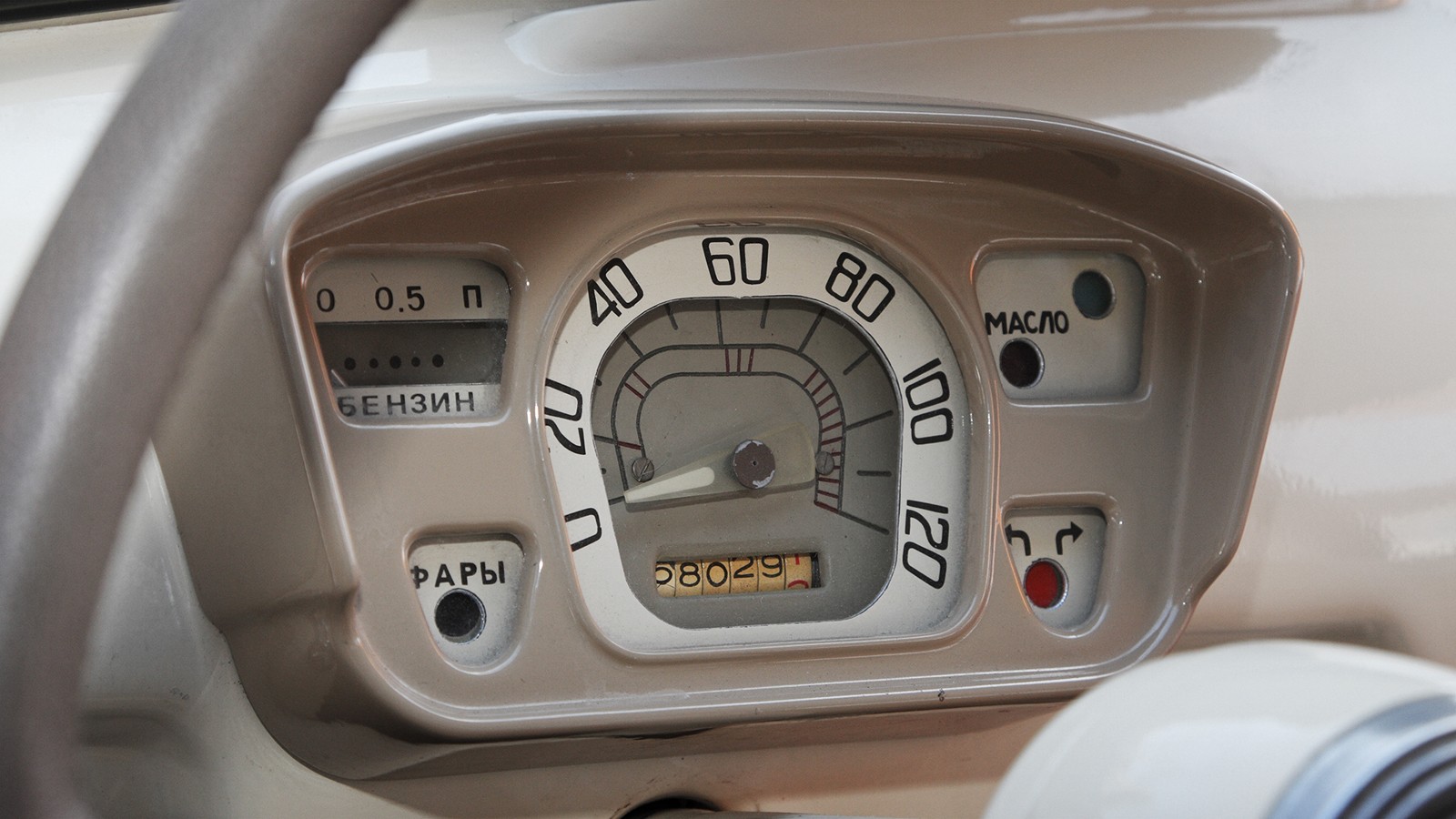 Щиток приборов без-термометра — признак ЗАЗ-965 выпуска до июля 1964 года