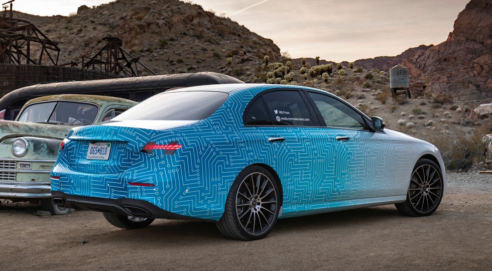 Mercedes E-Class блеснул новой оптикой: с «дешёвым» C-Class уже не перепутаешь