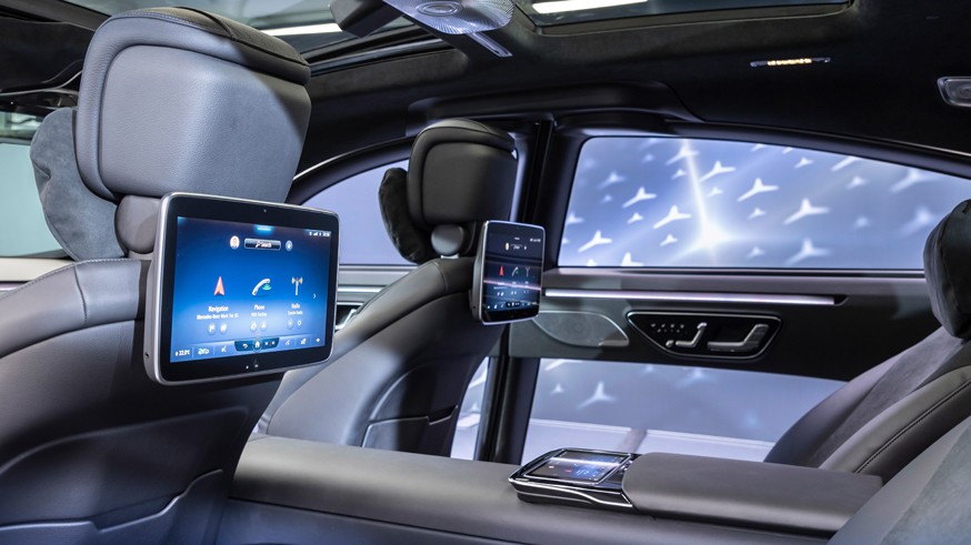 Интерьер нового Mercedes-Benz S-Class: с экранами для пассажиров сзади и проекционным дисплеем