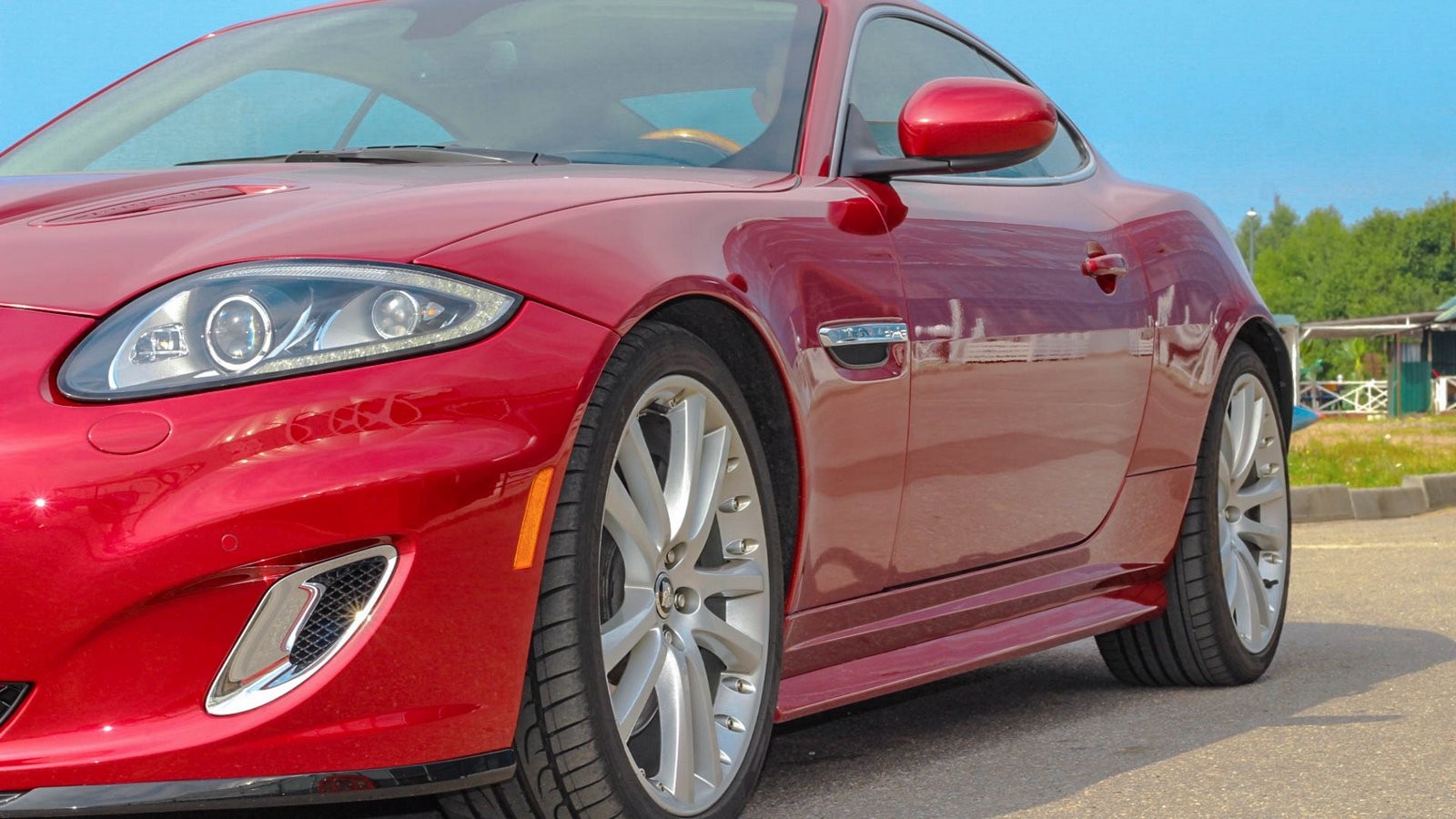 Jaguar XKR красный сбоку