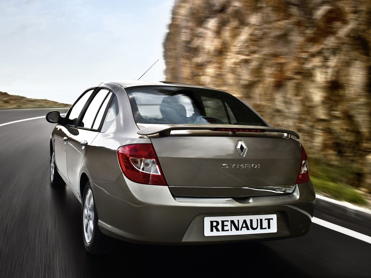 Без сделок с чувством прекрасного: стоит ли покупать Renault Symbol II за 400 тысяч рублей