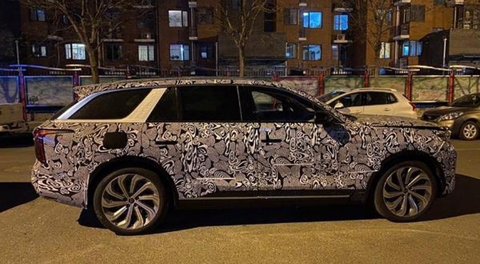 Дорогой китайский SUV снова засветился на фото: в стиле Rolls-Royce, но с двухъярусной оптикой
