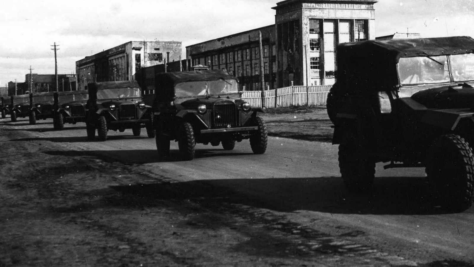 Автомобиль ГАЗ-67. Из ворот завода на фронт. 1942 г.