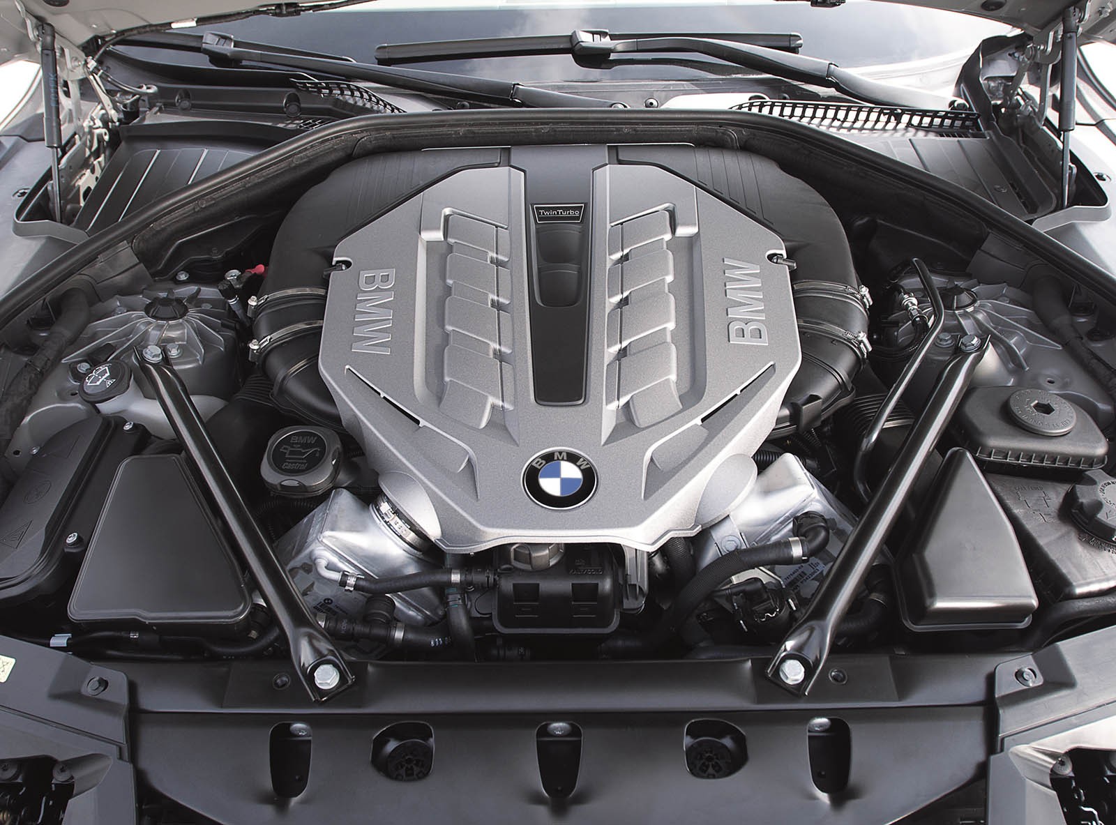 BMW 7er F01 с пробегом: умная подвеска, горячий V8 и космические бюджеты на ремонт