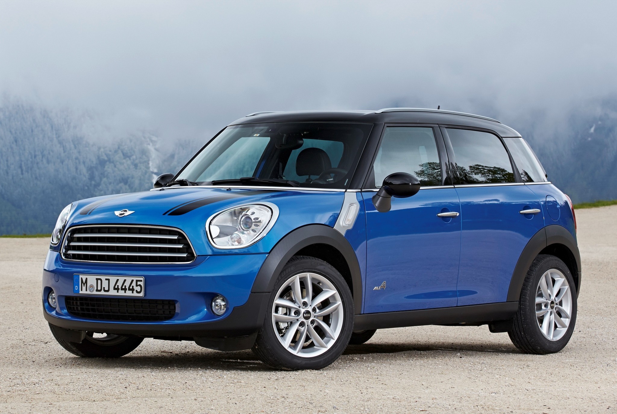 На фото: Mini Countryman текущего поколения