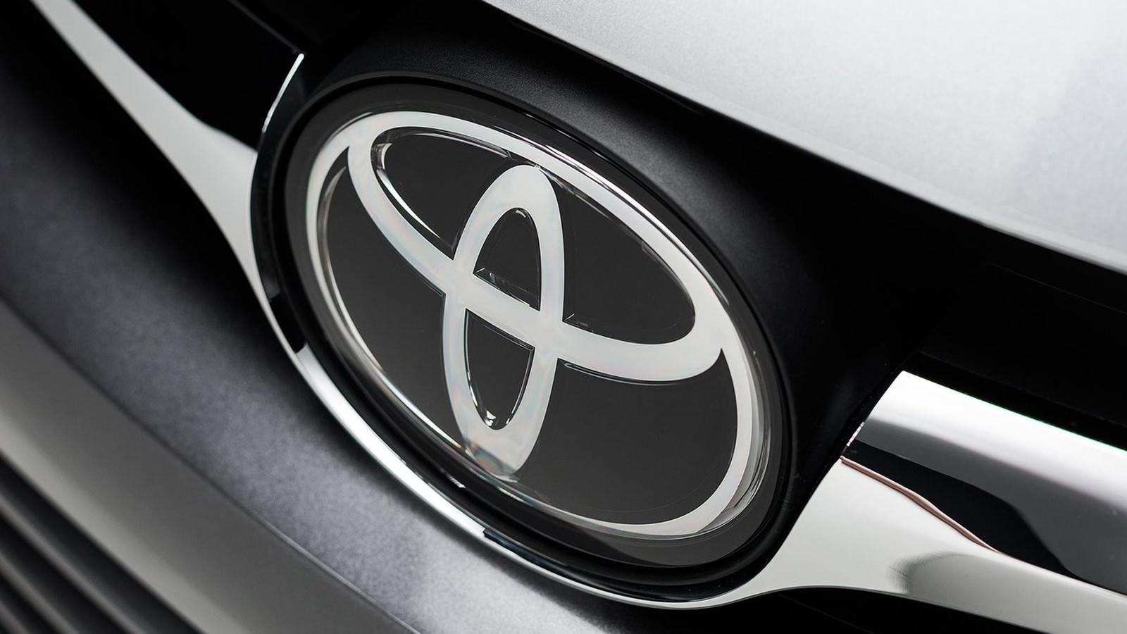 Toyota-Camry-2015-1600-4c