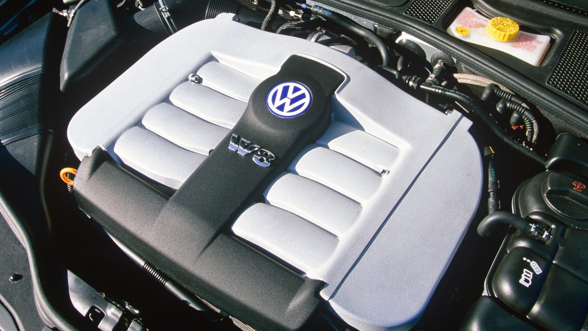 На фото: мотор Volkswagen Passat W8 Sedan (B5+) '2002–04