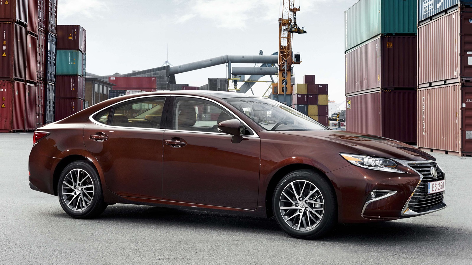 На фото: Lexus ES