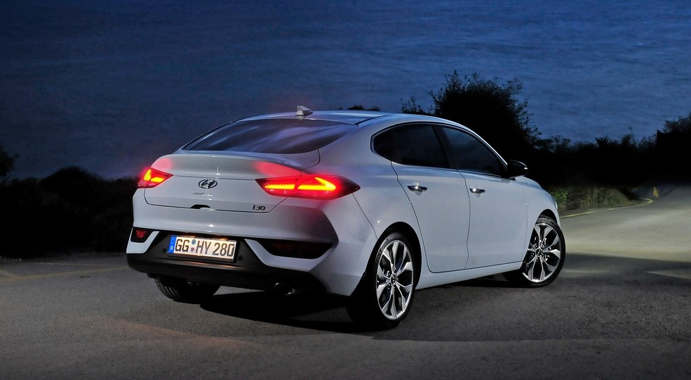 hyundai_i30_fastback_9