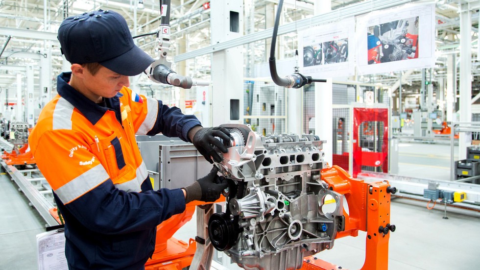 FS engine plant worker2_1200