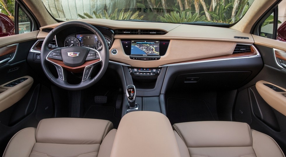 На фото: интерьер Cadillac XT5