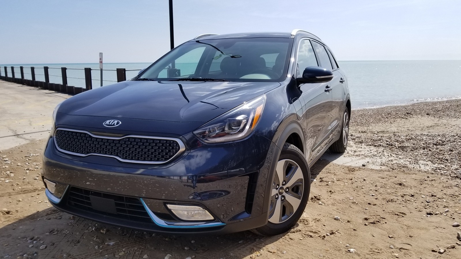 Kia Niro серый вид спереди