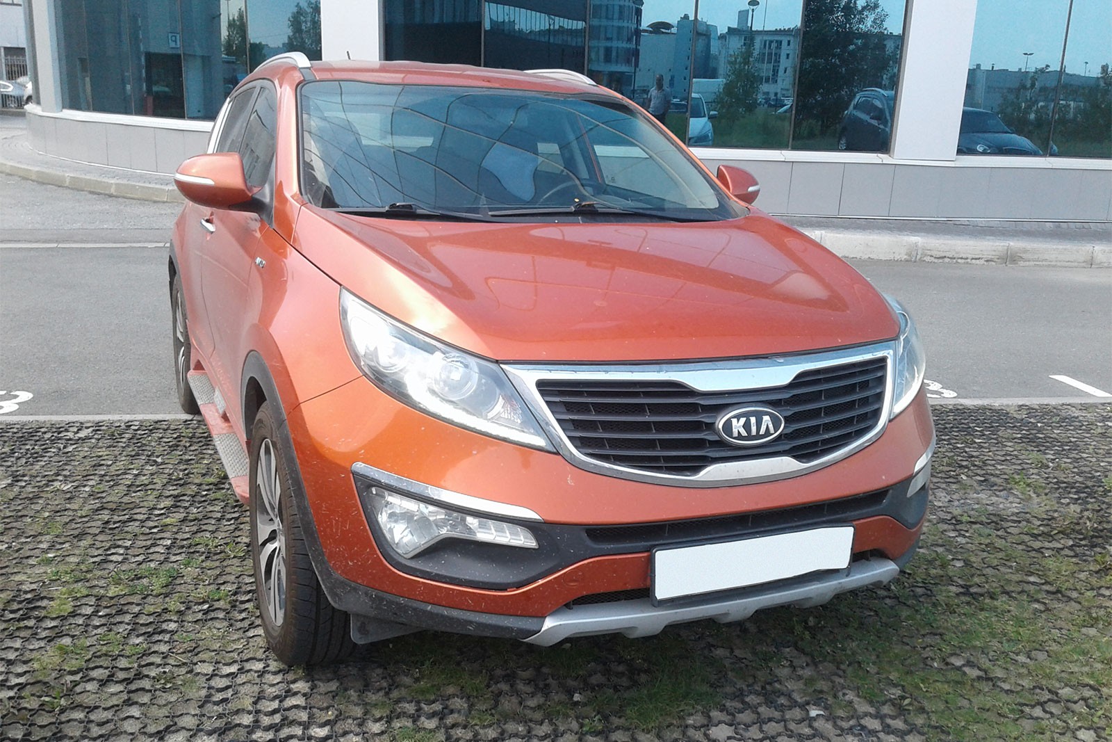 Kia Sportage SL рыжая спереди (2)