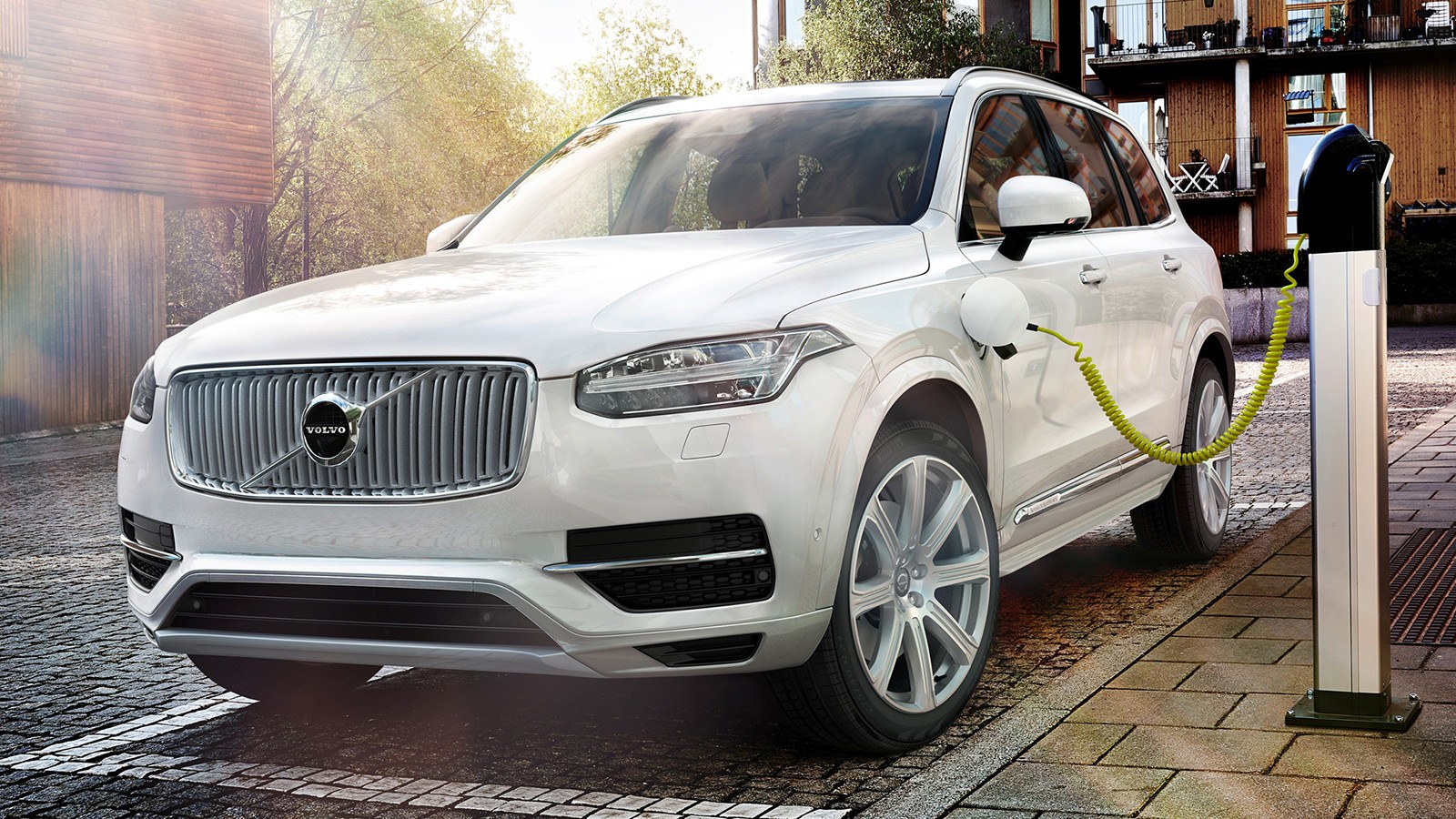 На фото: гибридный Volvo XC90
