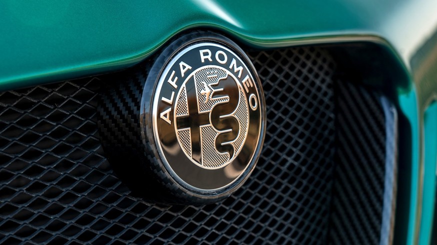 На фото: логотип бренда Alfa Romeo