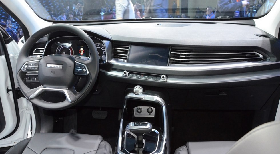На фото: интерьер нового Haval H6 Red Label
