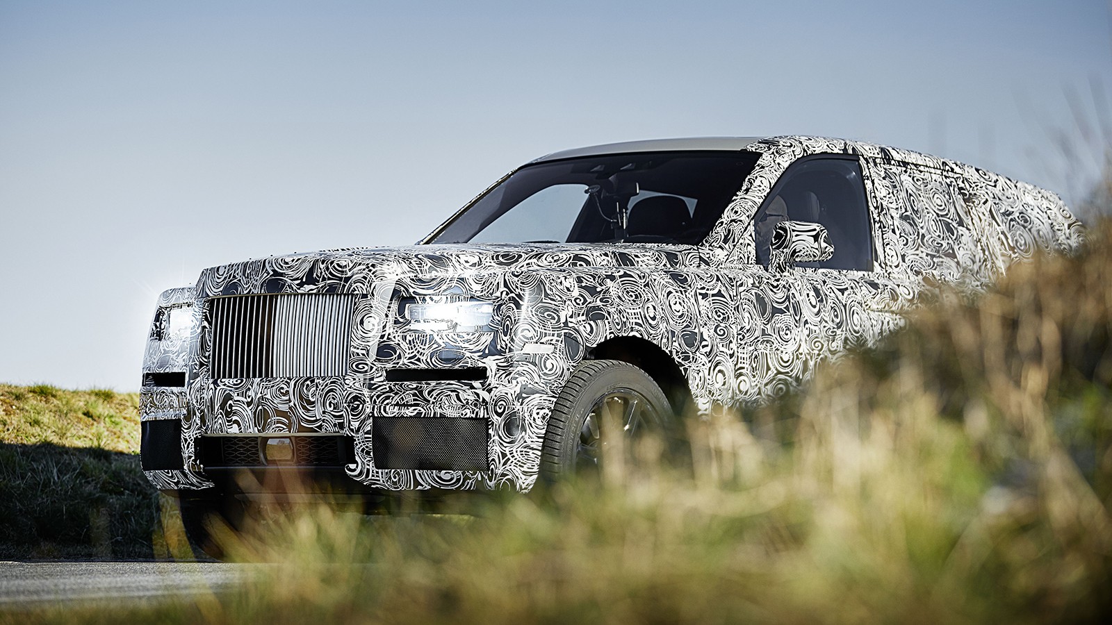На фото: тестовый прототип Rolls-Royce Cullinan. Cullinan и X7 будут созданы на разных платформах
